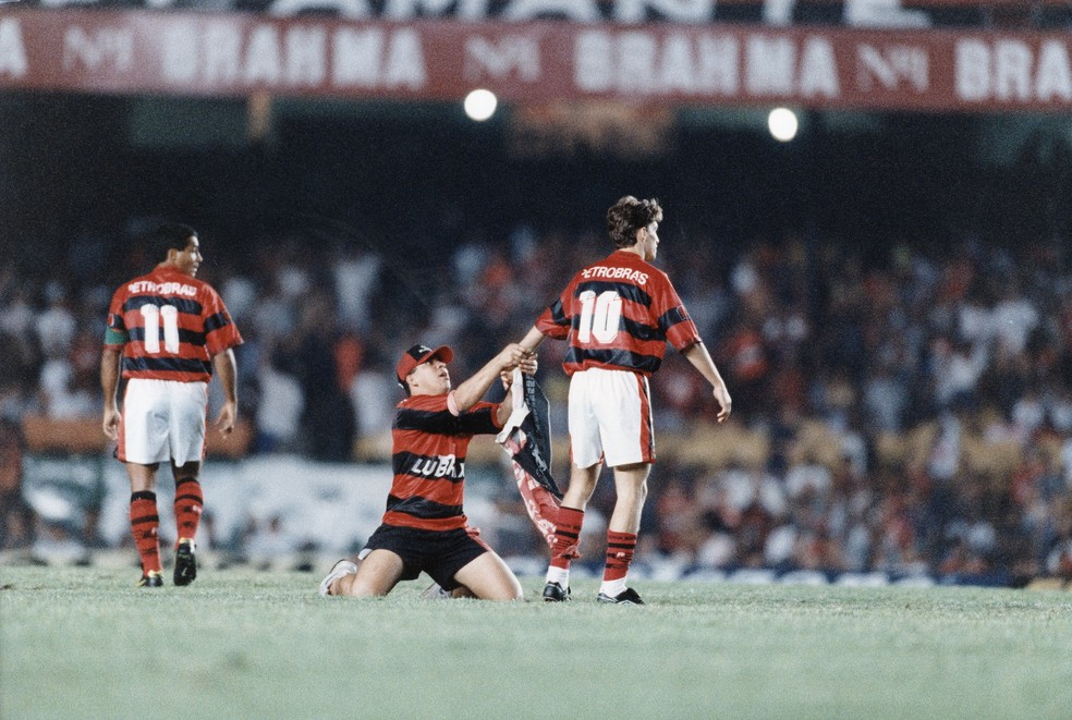 Sávio, atacante do Flamengo, com a camisa 10 às costas; Romário aparece à esquerda — Foto: Reprodução site oficial