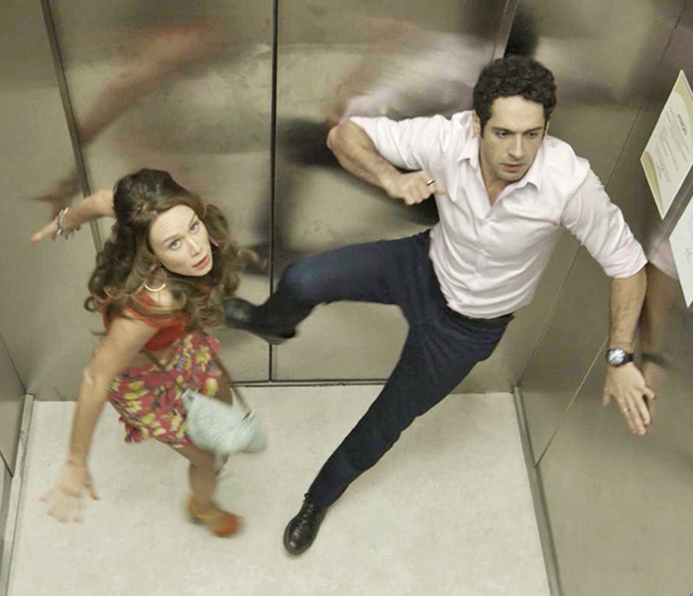 Tancinha e Beto ficam presos no elevador — Foto: TV Globo