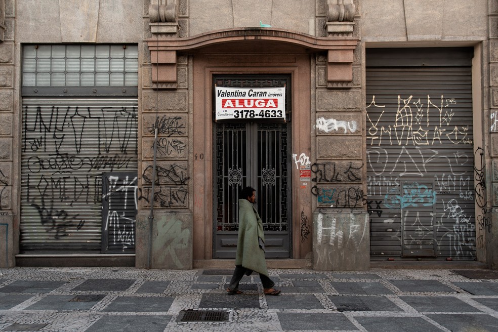  Um morador de rua caminha pelo centro de São Paulo em março de 2020 — Foto: Marcelo Brandt/G1