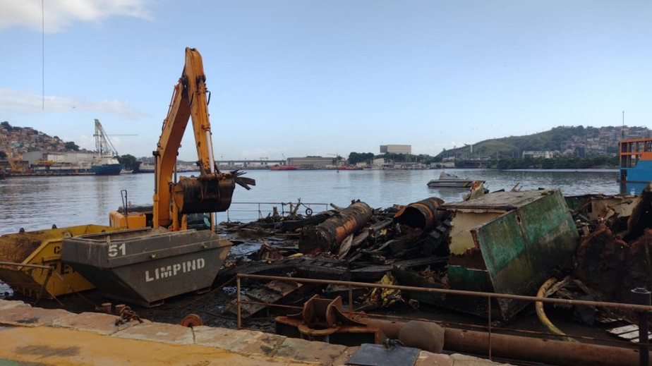 Embarcações abandonadas começaram a ser retiradas da Baía de Guanabara num esforço de força-tarefa