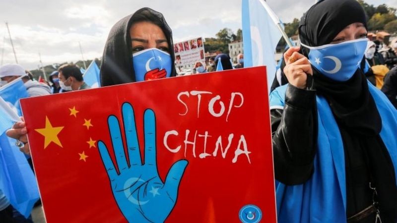 A China vem sendo alvo de protestos de grupos muçulmanos em defesa dos uigures de Xinjiang (Foto: Reuters via BBC News)