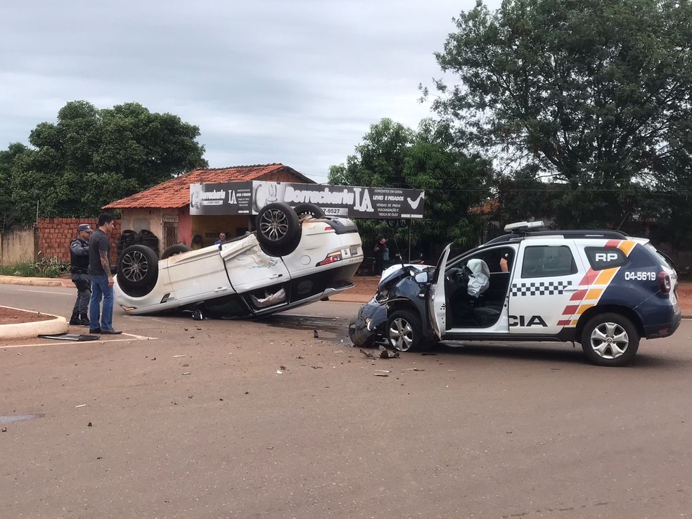 Viatura da PM bate e carro capota em Rondonópolis. — Foto: Walter Quevedo 