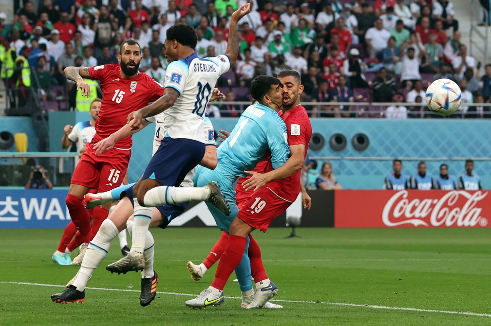 Beiranvand tromba com Hosseini em Inglaterra x Irã — Foto: Reuters