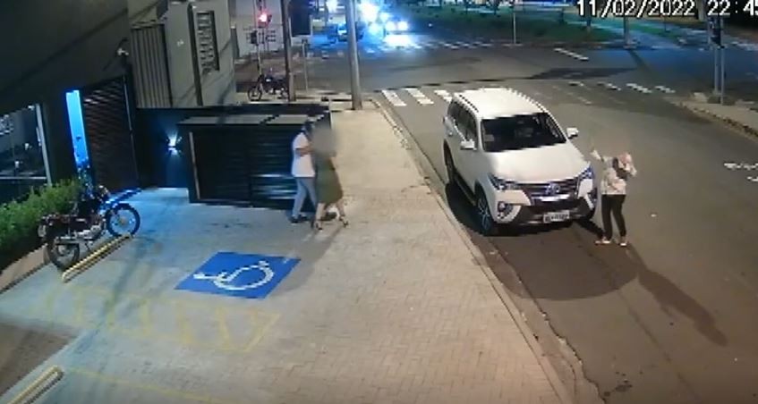 Criminoso armado rende casal na saída de restaurante e corre atrás de mulher em Nova Odessa; VÍDEO