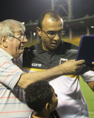 Surian recebeu a placa das mãos do presidente Flávio Horta (Foto: Divulgação/Volta Redonda FC)