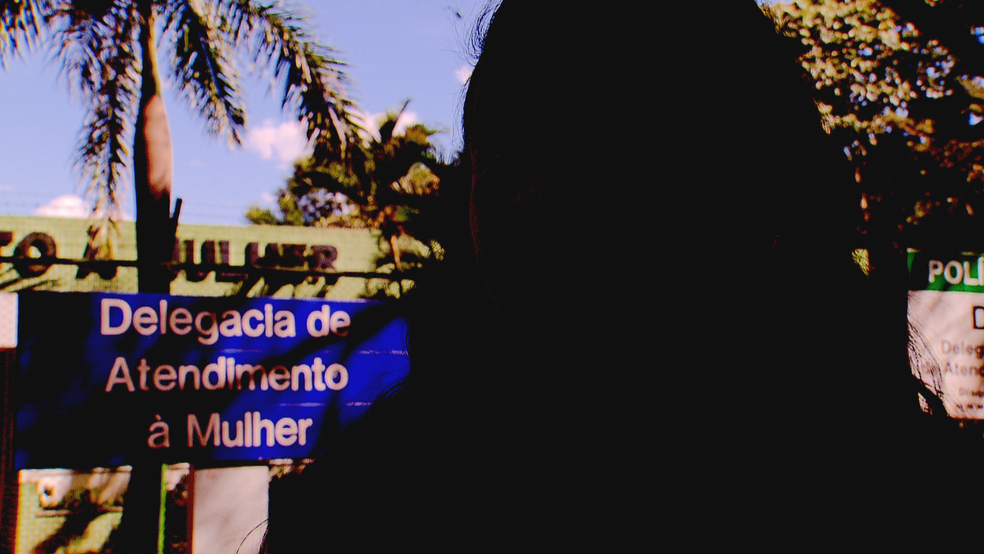 Vítima em frente à Delegacia de Atendimento à Mulher (Foto: TV Globo/Reprodução)