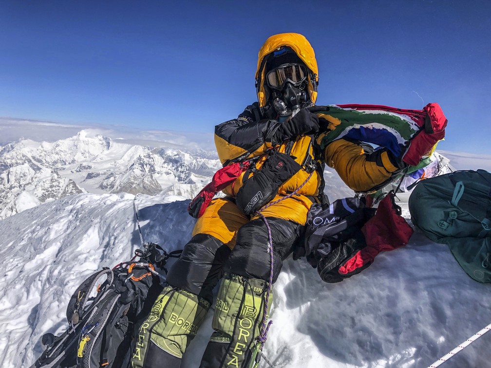Alpinista sul-africana se tornou, no dia 16 de maio, a primeira mulher negra a alcançar o topo do monte Everest. — Foto: Handout / Summits with a Purpose / AFP