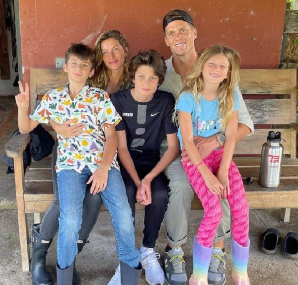 Gisele Bündchen e Tom Brady com os filhos (Foto: Instagram)