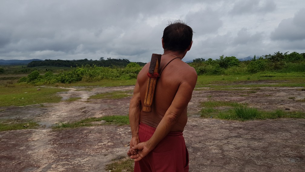 Indígena Yanomami que vive em um comunidade próxima ao polo base de Surucucu, em Roraima — Foto: Valéria Oliveira/g1