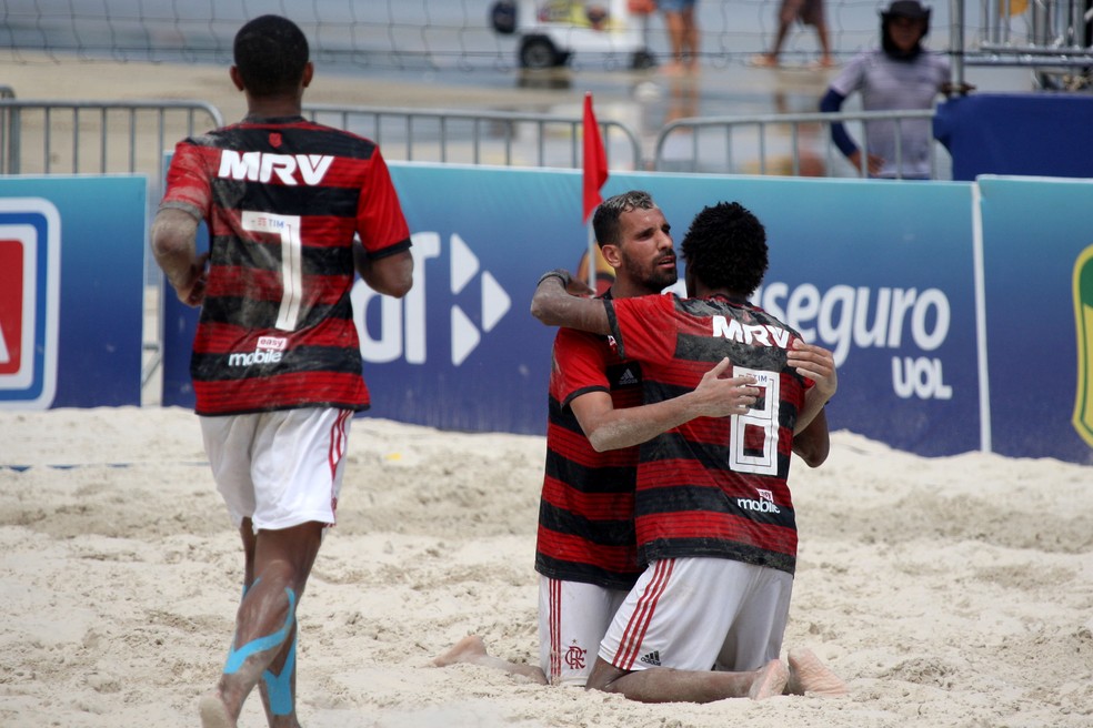 Jogadores do Flamengo comemoram um dos gols na vitória sobre o Sampaio — Foto: Luiz Doro / Adorofoto