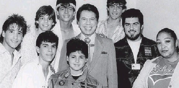 Silvio Santos com os integrantes da banda Menudos em 1985 (Foto: Divulgação/SBT)
