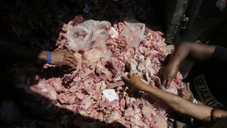 População seleciona porções do que restou da carne dos mercadosAgência O Globo