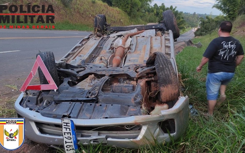 Jovem perde controle de carro após ultrapassagem e tomba na MGC-491, em Paraguaçu, MG — Foto: Polícia Militar Rodoviária