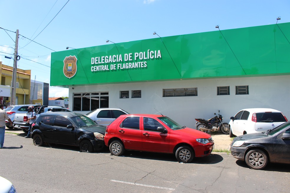 Arma de fogo de fabricação caseira foi levada para a Central de Flagrantes de Teresina — Foto: Lucas Marreiros/g1