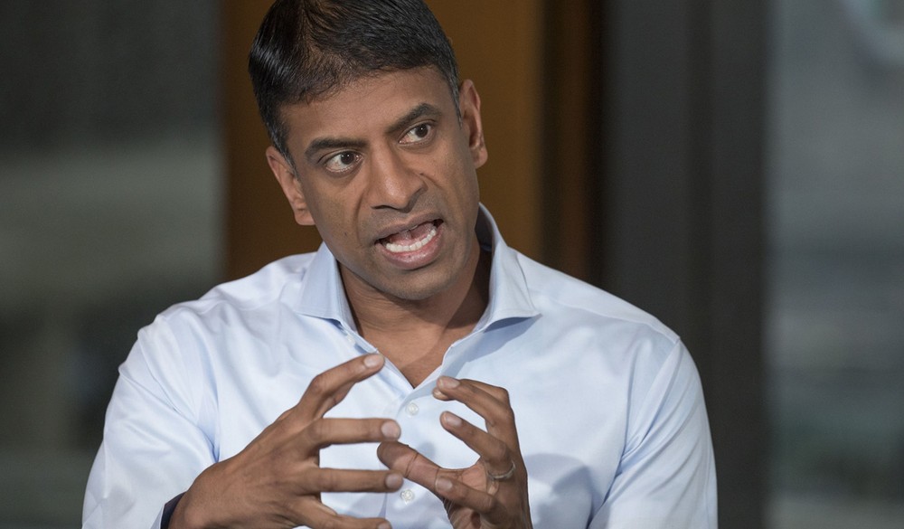 Vas Narasimhan, executivo-chefe da Novartis: “Continuo acreditando que muitas partes (investidores) externas estarão altamente interessadas nesta unidade.” — Foto: Jason Alden/Bloomberg