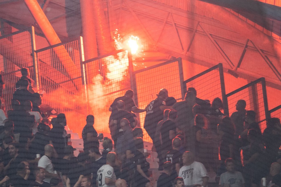 Eintracht Frankfurt também foi multado em 30 mil euros pelos fogos contra o Olympique — Foto: Getty Images