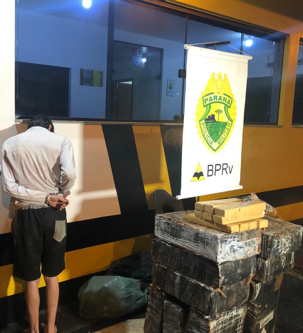 Homem foi preso suspeito de dirigir carro com a droga — Foto: Divulgação/PMPR