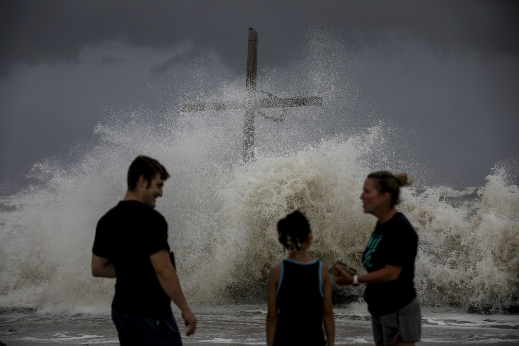 Ondas se formam em High Island, no Texas, nesta quarta-feira (26). — Foto: Jon Shapley/Houston Chronicle via AP