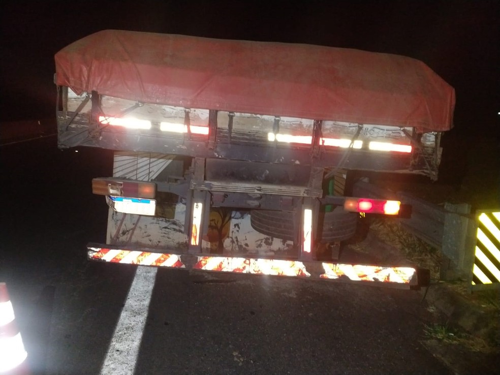 Vítima conduzia uma motocicleta e, por motivos a serem apurados, bateu na traseira de um caminhão — Foto: Polícia Rodoviária