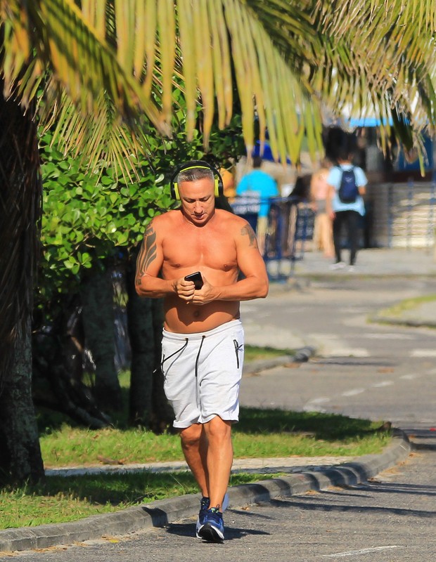 Ex-jogador de futebol Paulo Nunes corre em orla do Rio de Janeiro (Foto: Fabricio Pioyani/AgNews)