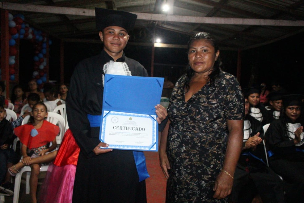 Alunos exibem diploma ao lado de familiares.  — Foto: Divulgação 