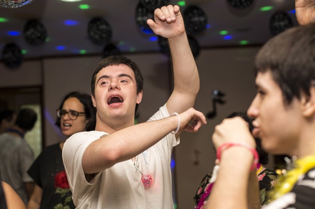 Discoteca inclusiva: m&atilde;es de adolescentes com defici&ecirc;ncia organizam festas nas quais eles s&atilde;o a maioria