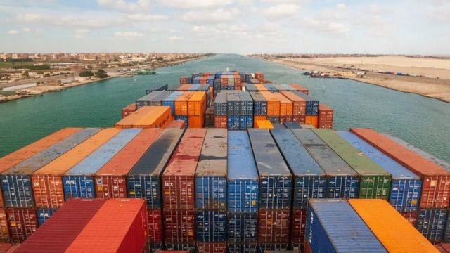Se os navios ficarem maiores, eles podem não conseguir passar por algumas vias marítimas, como o Canal de Suez (Foto: Getty Images via BBC)