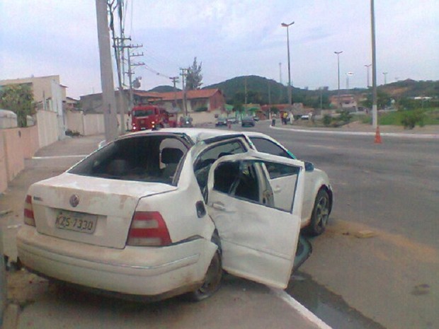 Carro continuva no local do acidente na tarde deste domingo (Foto: Ariane Marques / G1)