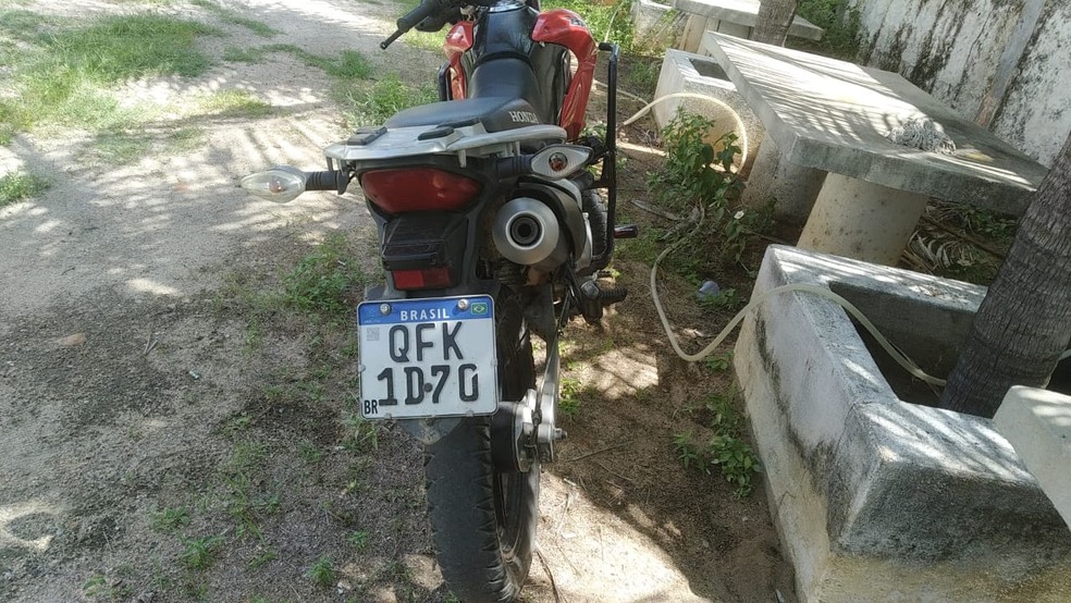 Motocicleta apreendida com suspeito de matar homem por disputa amorosa em Olho D'�gua � Foto: Pol�cia Civil/Divulga��o 