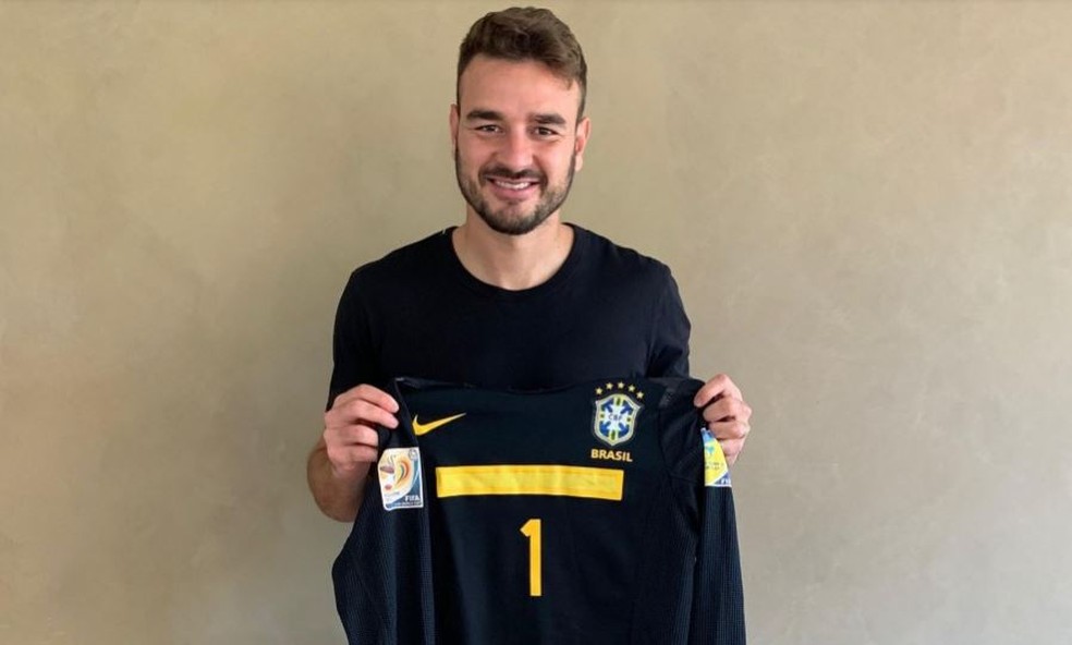 Gabriel Vasconcelos mostra camisa usada no Mundial Sub-20 em 2011 — Foto: Arquivo pessoal