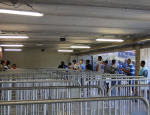 Torcedores do Cruzeiro compram ingresso neste sábado (Foto: Gabriel Medeiros)