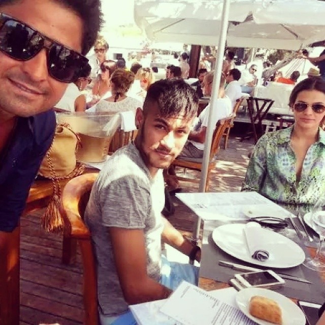 Neymar e Bruna em almoço registrado por fã (Foto: Reprodução)
