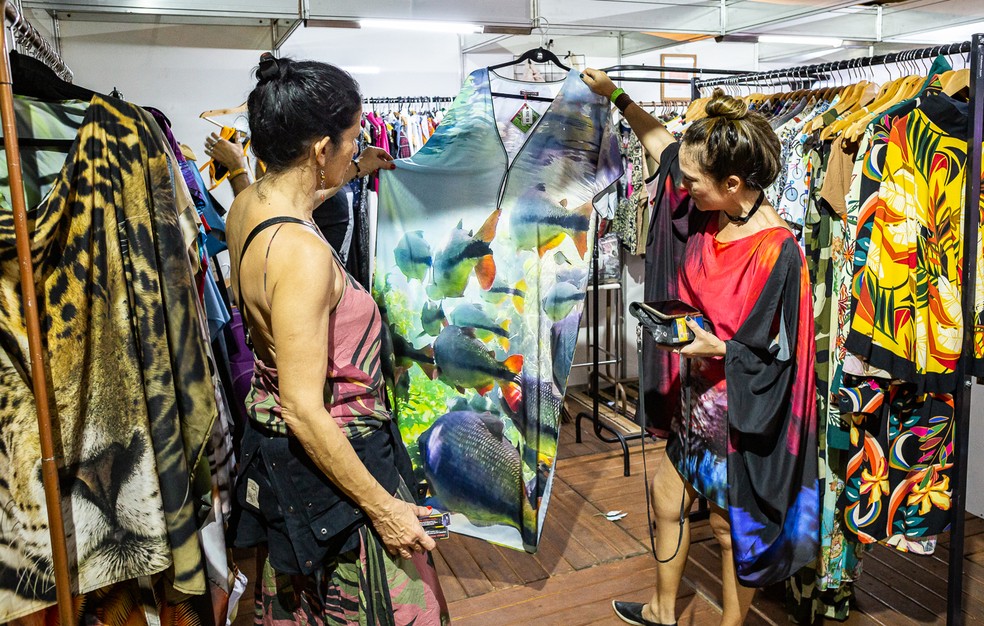 Designers de Moda de Mato Grosso do Sul tiveram espaço para vender peças exclusivas.  — Foto: Paula Cayres/Reprodução