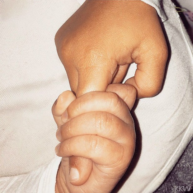 Kim Kardashian publica primeira foto do filho Saint, mas não revela rosto do menino (Foto: Divulgação/Kim Kardashian)