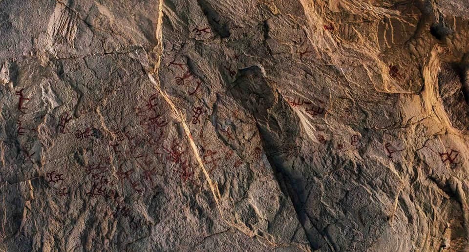Uma gruta com pinturas rupestres de mais de 10 mil anos foi descoberta no Egito (Foto: Reprodução/Facebook)