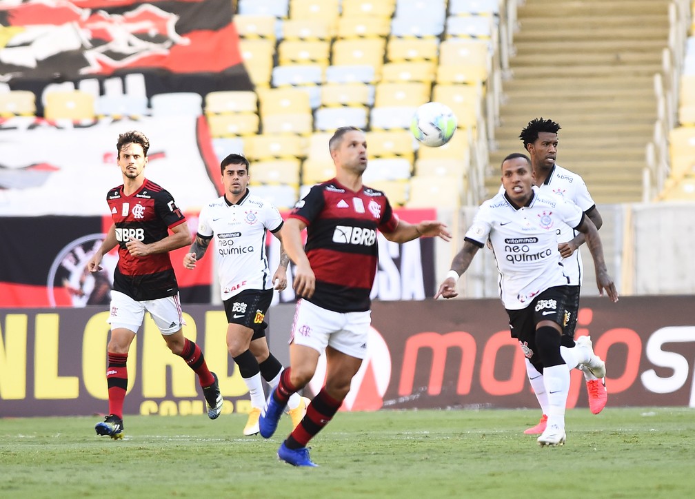 Fagner leva o terceiro amarelo e desfalca o Corinthians no clássico após sequência de 25 jogos