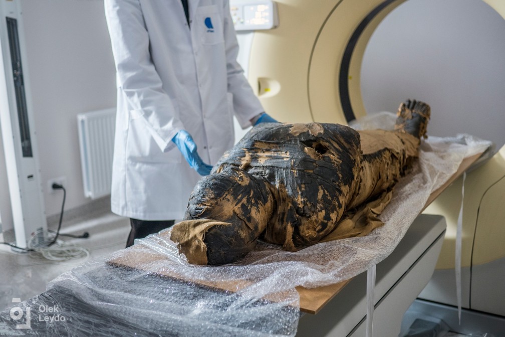 Pesquisadores fazem uma tomografia computadorizada da múmia. — Foto: A. Leydo - Warsaw Mummy Project