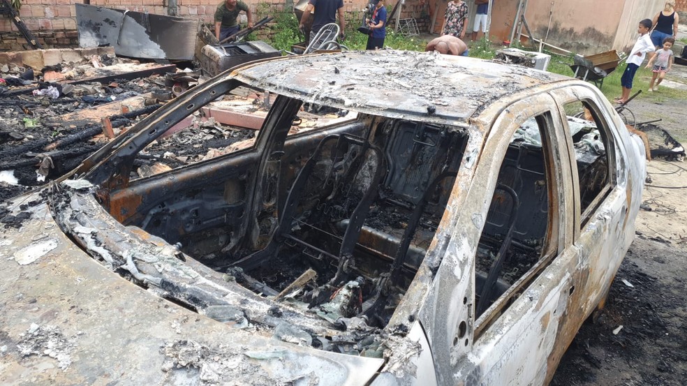 Criminosos ateiam fogo a veículo, mas chamas se espalharam e destruíram residência — Foto: Marcelo Moreira/ Rede Amazônica