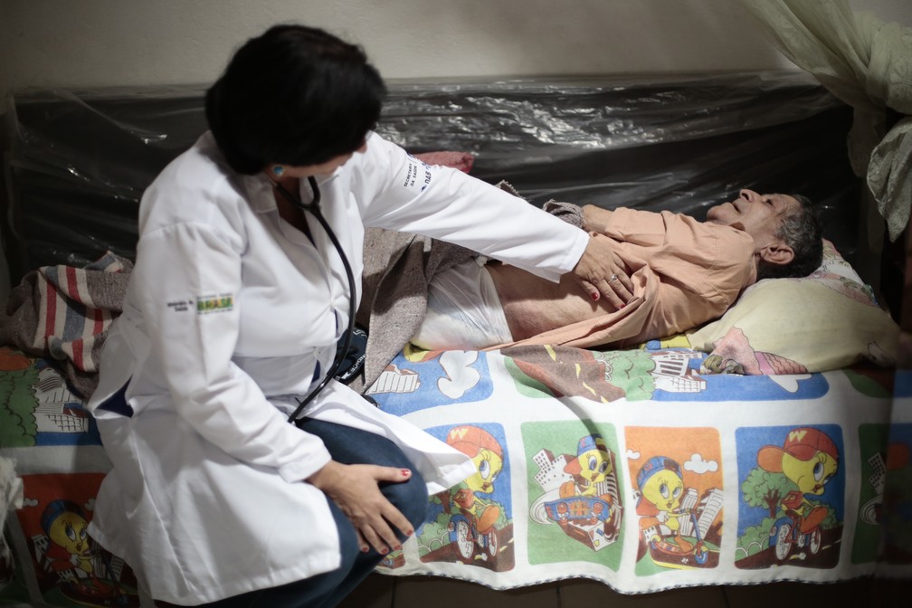 MÃ©dica cubana atende paciente em casa na cidade baiana de Itiuba â€” Foto: Ueslei Marcelino/Reuters