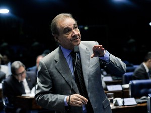 O senador José Agripino (DEM-RN) fala durante sessão para votação da admissibilidade do processo de impeachment da presidente Dilma Rousseff no Senado, em Brasília (Foto: Geraldo Magela/Agência Senado)