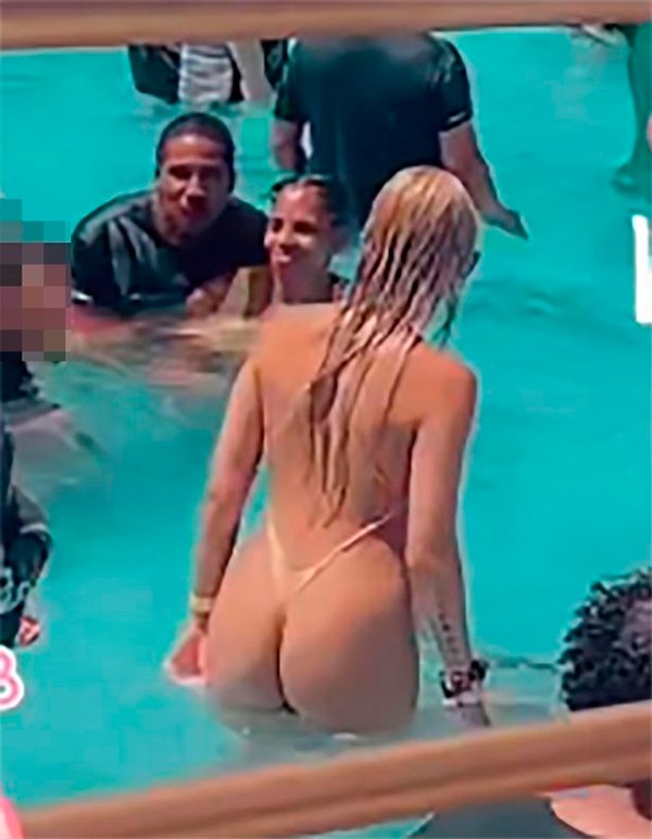 Mulher viraliza com biquíni invisível em parque aquático nos EUA (Foto: reprodução tiktok)
