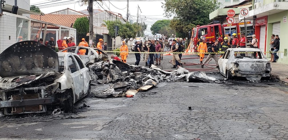 Fogo é apagado após queda de avião no Caiçara, em Belo Horizonte; três pessoas morreram  — Foto: Raquel Freitas/G1