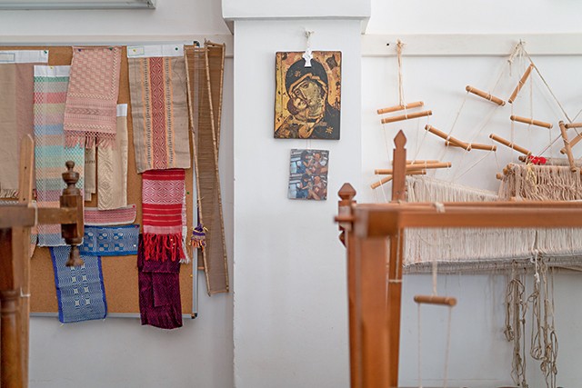 Estúdio do coletivo le costantine, em que artesãs tecem à mão (Foto: Antonio Maria Fantetti e Sophie Carré para Dior )