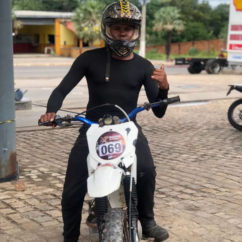 Piloto de motocross Agno Santos, de 21 anos, foi morto a tiros por policial militar em barreira na PI-140 — Foto: Reprodução/ Redes sociais