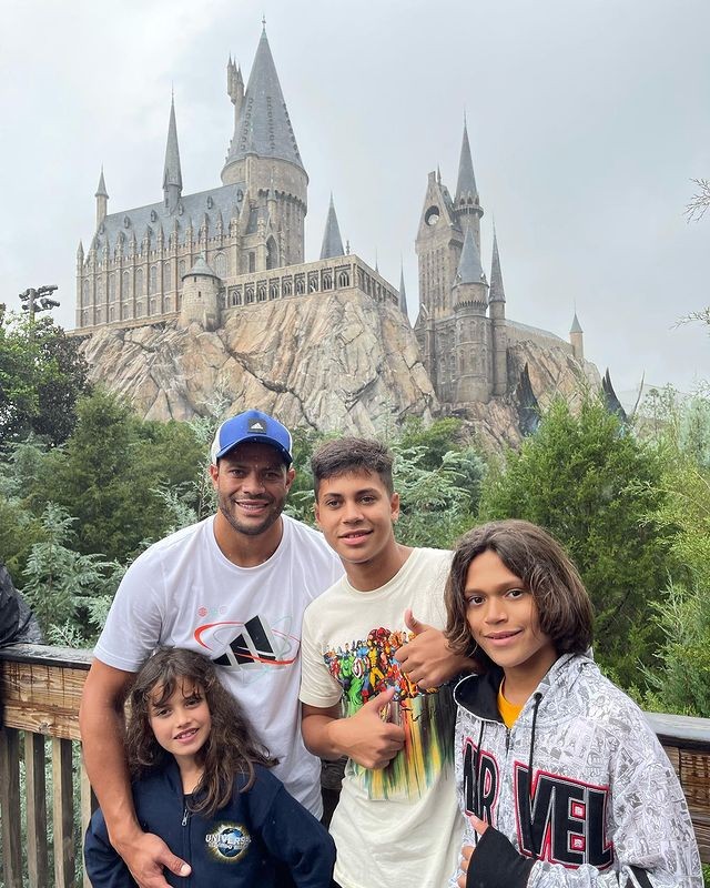 Hulk se diverte com os filhos na Disney (Foto: Reprodução / Instagram)