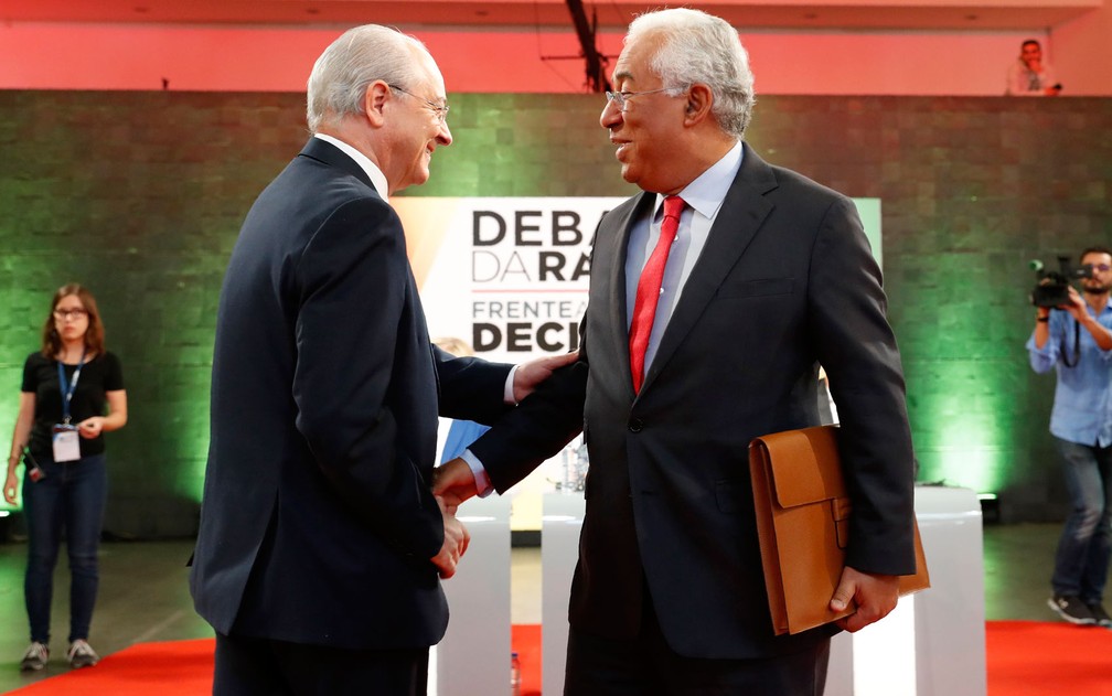 O líder do Partido Social Democrata, Rui Rio, e o primeiro-ministro e líder do Partido Socialista de Portugal, António Costa, se cumprimentam antes de debate na rádio nacional de Lisboa, em 23 de setembro — Foto: AP Photo/Armando Franca