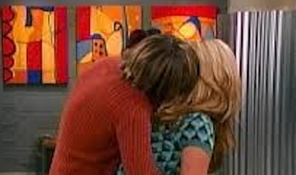 O beijo de Zac Efron em Ashley Tisdale em cena de Zack & Cody: Gêmeos em Ação (Foto: Reprodução)