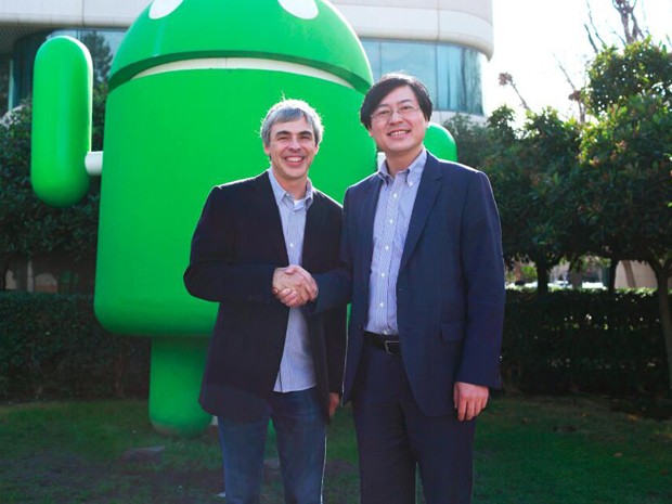 Larry Page, CEO do Google, e Yang Yuanqing, e CEO da Lenovo, em foto publicada nos perfis do Twitter das duas empresas (Foto: Reprodução/Twitter/Lenovo)