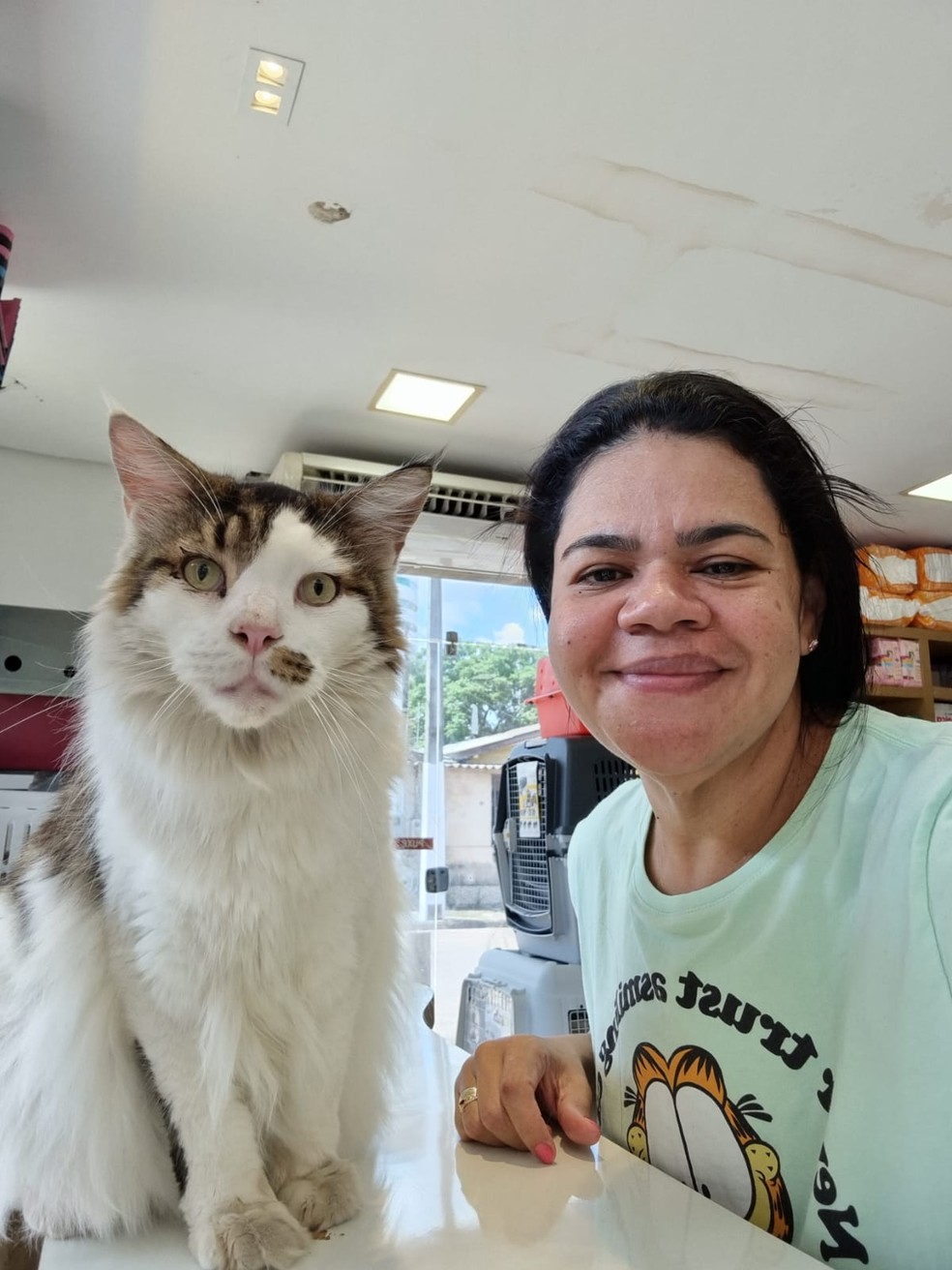 Rizia Tavares com um dos seus 134 gatos. — Foto: Reprodução/Redes sociais 