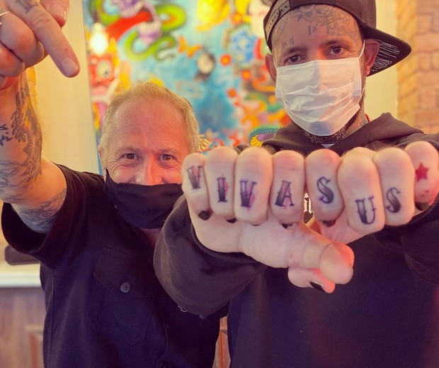Tico Santa Cruz mostrando sua tatuagem em homenagem ao SUS (Foto: Reprodução/ Instagram)